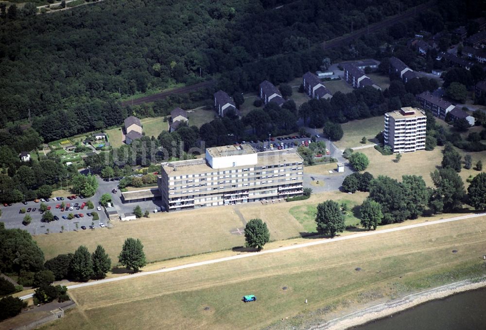 Luftaufnahme Duisburg - Klinikgelände des Krankenhauses Helios-Rhein Klinik an der Ahrstraße in Duisburg im Bundesland Nordrhein-Westfalen