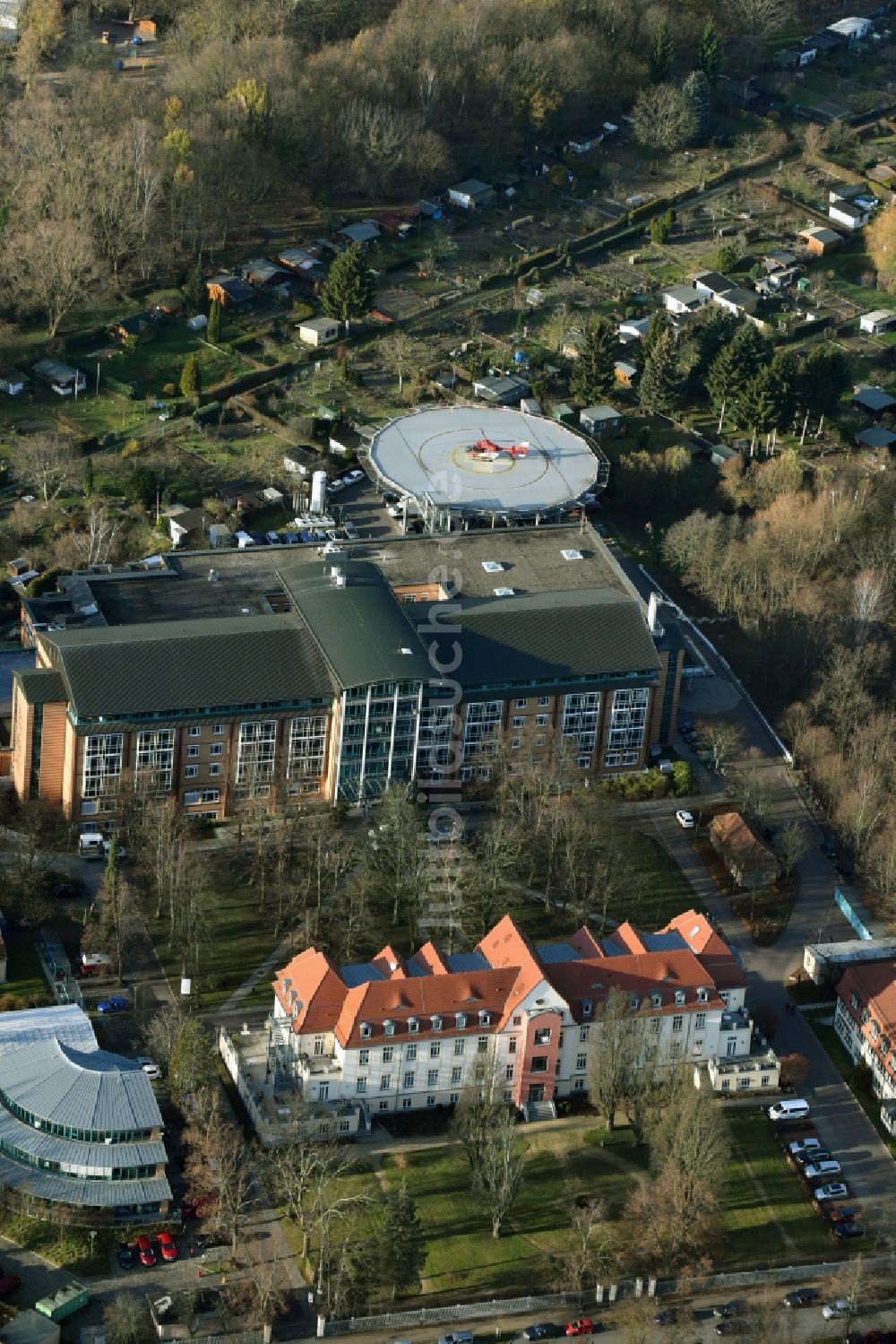 Bernau aus der Vogelperspektive: Klinikgelände des Krankenhauses Herzzentrum Brandenburg an der Ladeburger Straße in Bernau im Bundesland Brandenburg