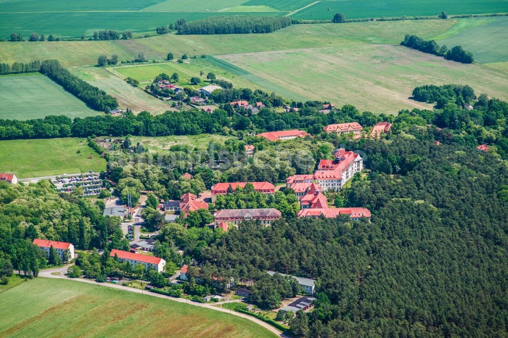 Treuenbrietzen von oben - Klinikgelände des Krankenhauses Johanniter-Krankenhaus Treuenbrietzen in Treuenbrietzen im Bundesland Brandenburg, Deutschland