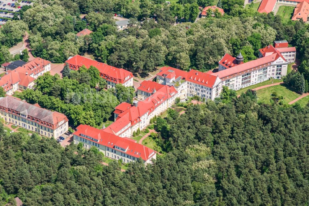 Luftbild Treuenbrietzen - Klinikgelände des Krankenhauses Johanniter-Krankenhaus Treuenbrietzen in Treuenbrietzen im Bundesland Brandenburg, Deutschland