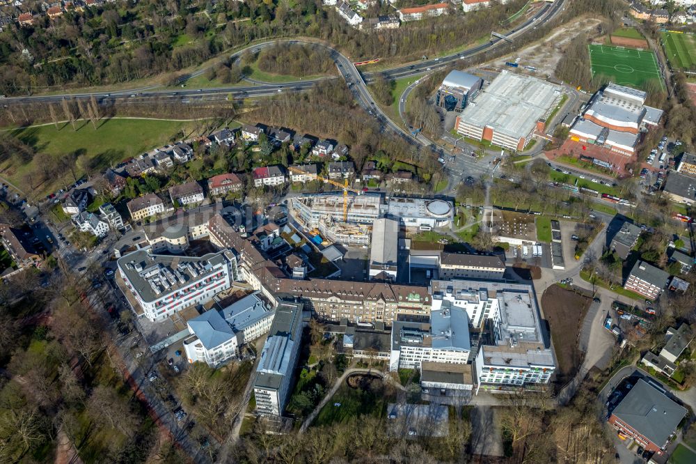 Luftaufnahme Bochum - Klinikgelände des Krankenhauses St. Josef-Hospital im Ortsteil Innenstadt in Bochum im Bundesland Nordrhein-Westfalen, Deutschland