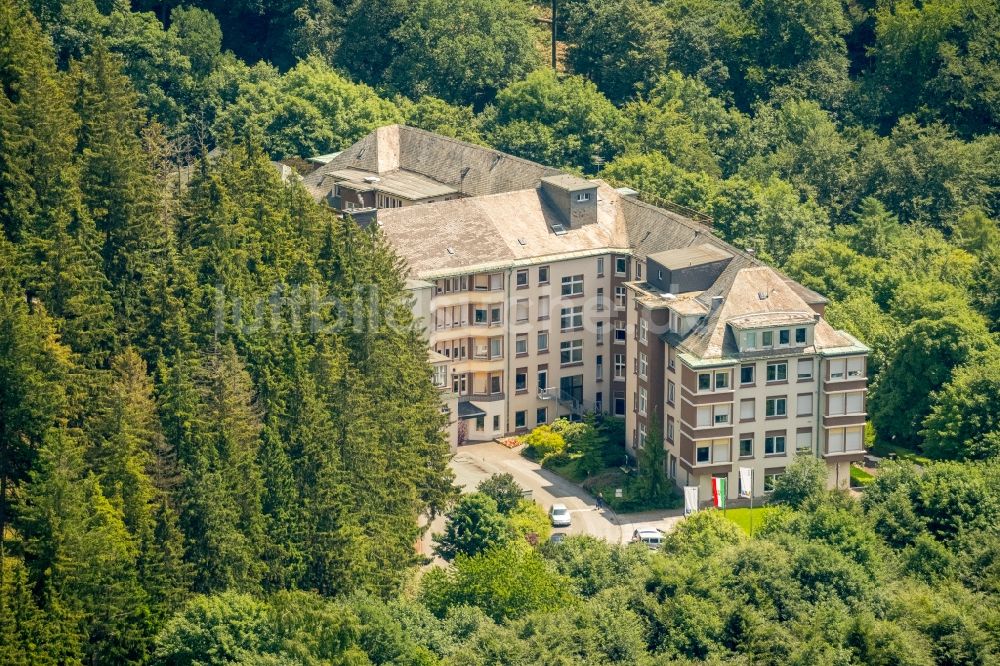 Brilon-Wald von oben - Klinikgelände des Krankenhauses Klinik Brilon-Wald Psychosomatische Fachklinik für Abhängigkeitserkrankungen in Brilon-Wald im Bundesland Nordrhein-Westfalen, Deutschland