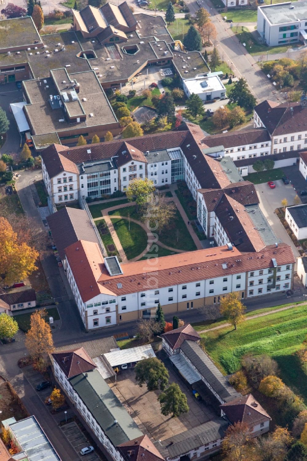 Luftbild Klingenmünster - Klinikgelände des Krankenhauses Klinik für Kinder-/Jugendpsychiatrie und -psychotherapie im Ortsteil Pfalzklinik Landeck in Klingenmünster im Bundesland Rheinland-Pfalz, Deutschland