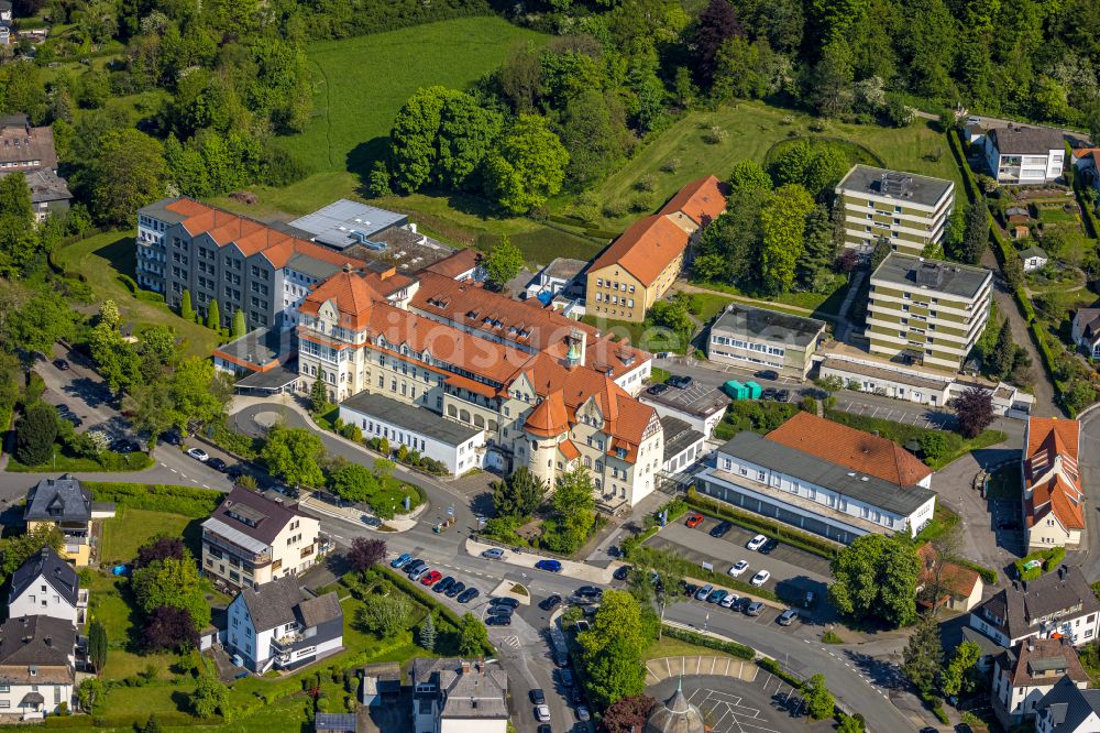 Luftaufnahme Arnsberg - Klinikgelände des Krankenhauses Klinikum Hochsauerland - Marienhospital in Arnsberg im Bundesland Nordrhein-Westfalen, Deutschland