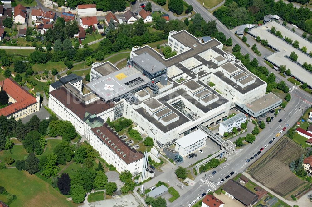 Luftaufnahme Straubing - Klinikgelände des Krankenhauses Klinikum Sankt Elisabeth in Straubing im Bundesland Bayern, Deutschland