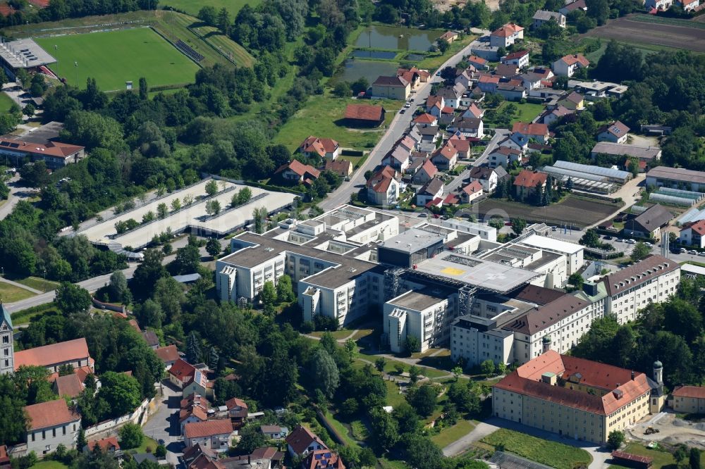 Straubing aus der Vogelperspektive: Klinikgelände des Krankenhauses Klinikum Sankt Elisabeth Straubing an der St.-Elisabeth-Straße in Straubing im Bundesland Bayern, Deutschland