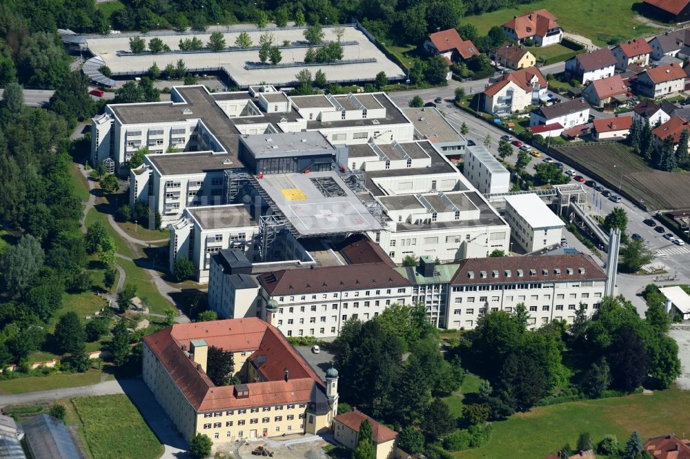 Straubing von oben - Klinikgelände des Krankenhauses Klinikum Sankt Elisabeth Straubing an der St.-Elisabeth-Straße in Straubing im Bundesland Bayern, Deutschland