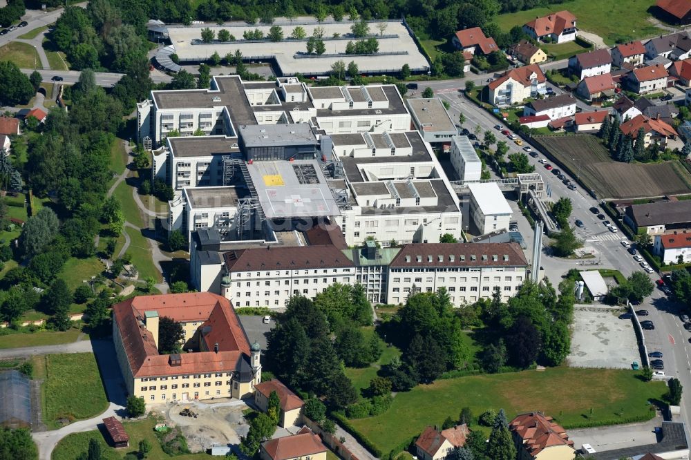 Straubing aus der Vogelperspektive: Klinikgelände des Krankenhauses Klinikum Sankt Elisabeth Straubing an der St.-Elisabeth-Straße in Straubing im Bundesland Bayern, Deutschland