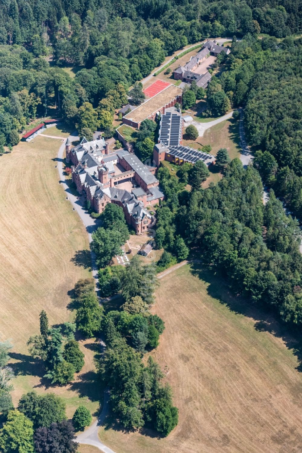 Mudau aus der Vogelperspektive: Klinikgelände des Krankenhauses Klinikum Schloss Waldleiningen in Mudau im Bundesland Baden-Württemberg, Deutschland