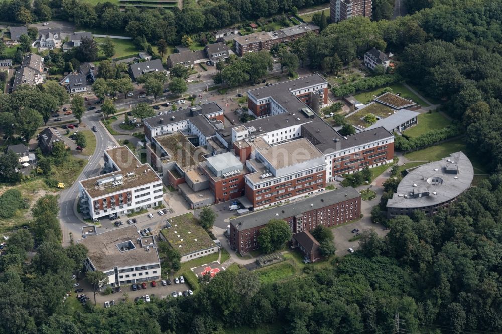 Luftaufnahme Bottrop - Klinikgelände des Krankenhauses Knappschaftskrankenhaus Botttrop - Akademisches Lehrkrankenhaus der Universität Duisburg-Essen in Bottrop im Bundesland Nordrhein-Westfalen