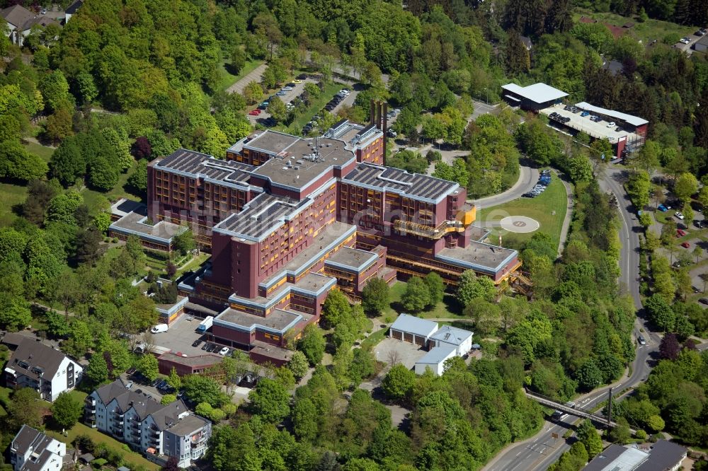 Luftaufnahme Gummersbach - Klinikgelände des Krankenhauses Krankenhaus Gummersbach in Gummersbach im Bundesland Nordrhein-Westfalen, Deutschland