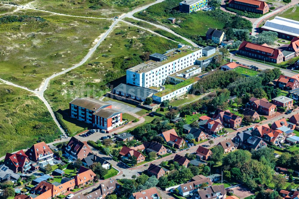 Norderney von oben - Klinikgelände des Krankenhauses Krankenhaus Norderney in Norderney im Bundesland Niedersachsen, Deutschland