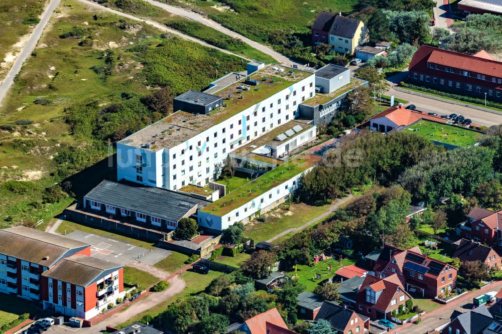 Norderney aus der Vogelperspektive: Klinikgelände des Krankenhauses Krankenhaus Norderney in Norderney im Bundesland Niedersachsen, Deutschland