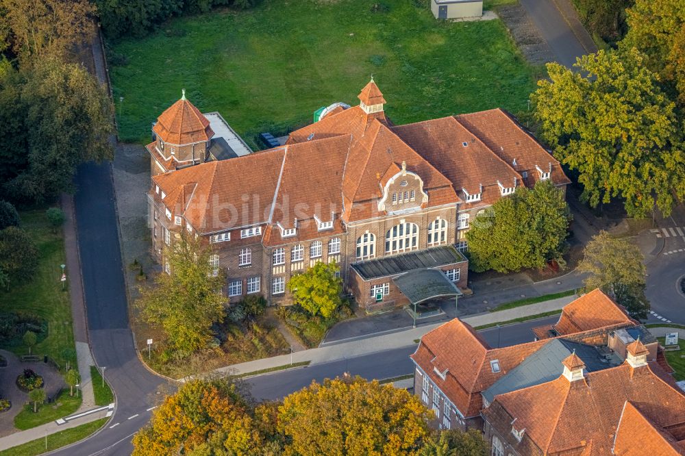 Bedburg-Hau aus der Vogelperspektive: Klinikgelände des Krankenhauses LVR-Klinik Bedburg-Hau an der Bahnstraße in Bedburg-Hau im Bundesland Nordrhein-Westfalen, Deutschland