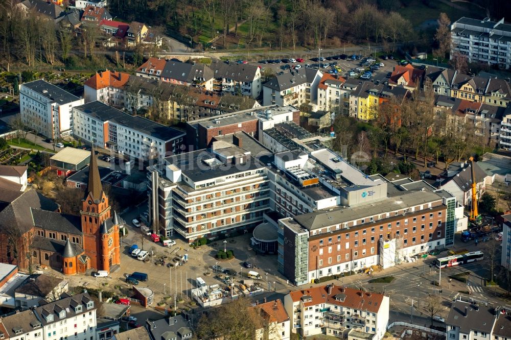 Witten von oben - Klinikgelände des Krankenhauses Marienhospital, Marienkirche und Wohnhäuser in Witten im Bundesland Nordrhein-Westfalen