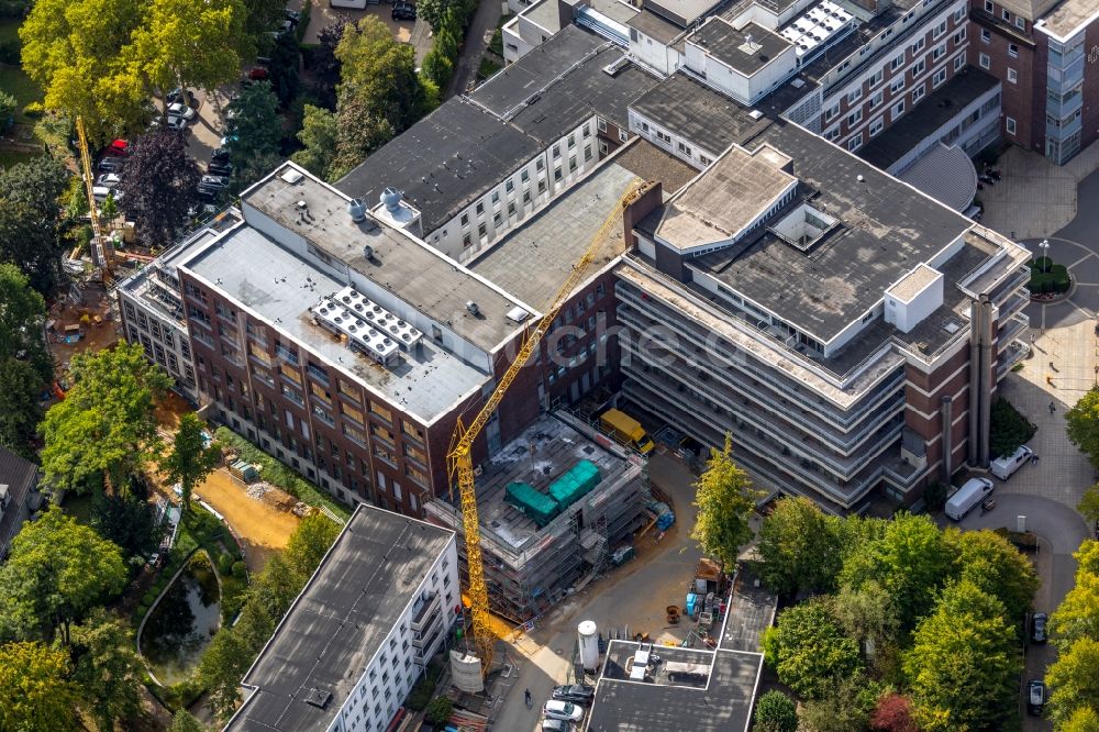 Luftaufnahme Witten - Klinikgelände des Krankenhauses Marienhospital am Marienplatz mit der Marienkirche in Witten im Bundesland Nordrhein-Westfalen