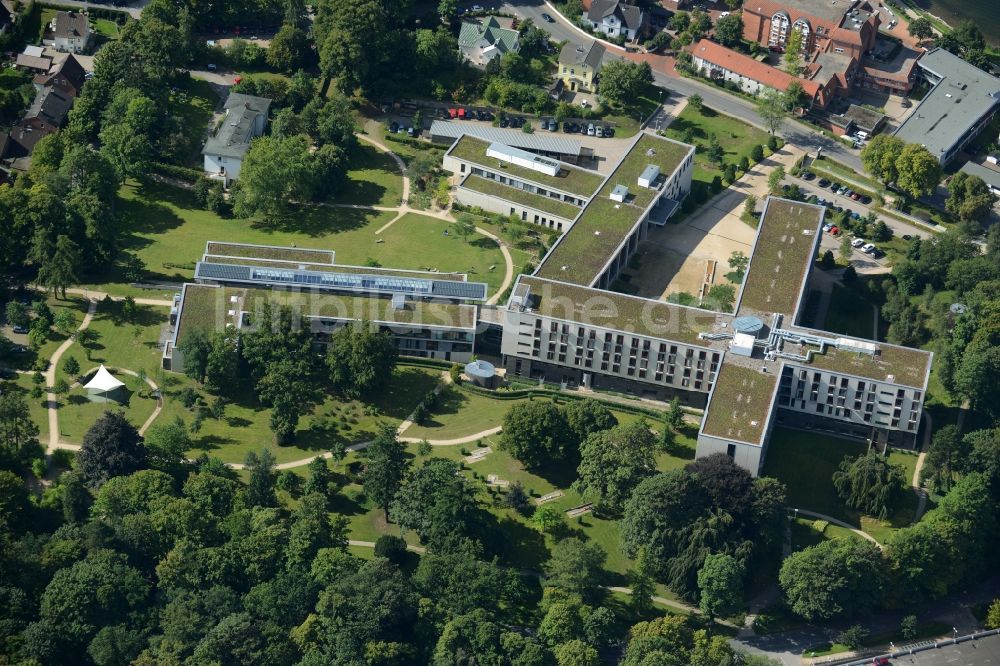 Luftaufnahme Malente - Klinikgelände des Krankenhauses Mühlenbergklinik Holsteinische Schweiz im Ortsteil Bad Malente-Gremsmühlen in Malente im Bundesland Schleswig-Holstein