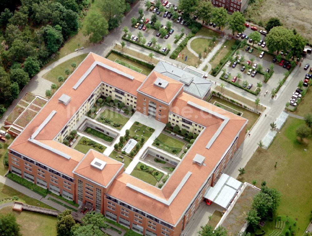 Luftaufnahme Berlin - Klinikgelände des Krankenhauses Park-Klinik Weißensee im Ortsteil Weißensee in Berlin, Deutschland