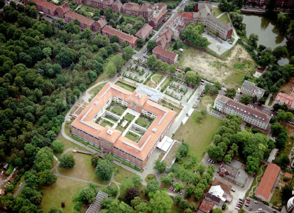 Berlin aus der Vogelperspektive: Klinikgelände des Krankenhauses Park-Klinik Weißensee im Ortsteil Weißensee in Berlin, Deutschland