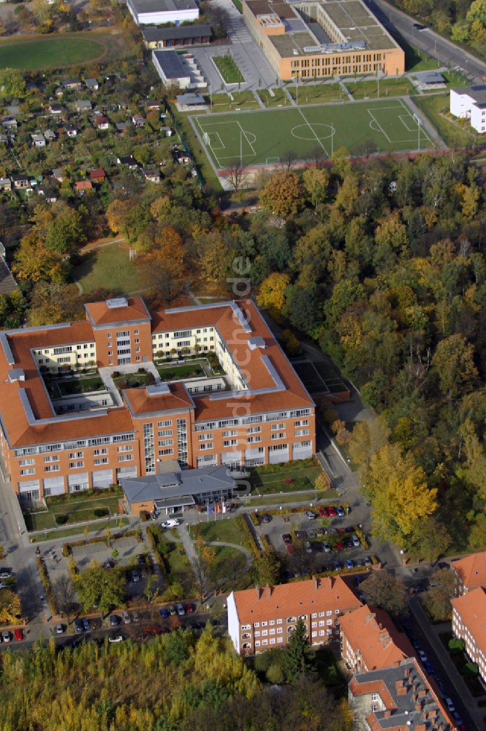 Luftaufnahme Berlin - Klinikgelände des Krankenhauses Park-Klinik Weißensee im Ortsteil Weißensee in Berlin, Deutschland