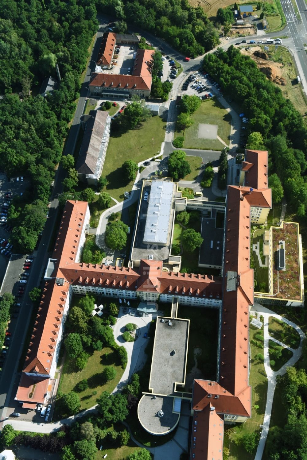 Luftaufnahme Borna - Klinikgelände des Krankenhauses Sana Klinikum Borna an der Rudolf-Virchow-Straße in Borna im Bundesland Sachsen