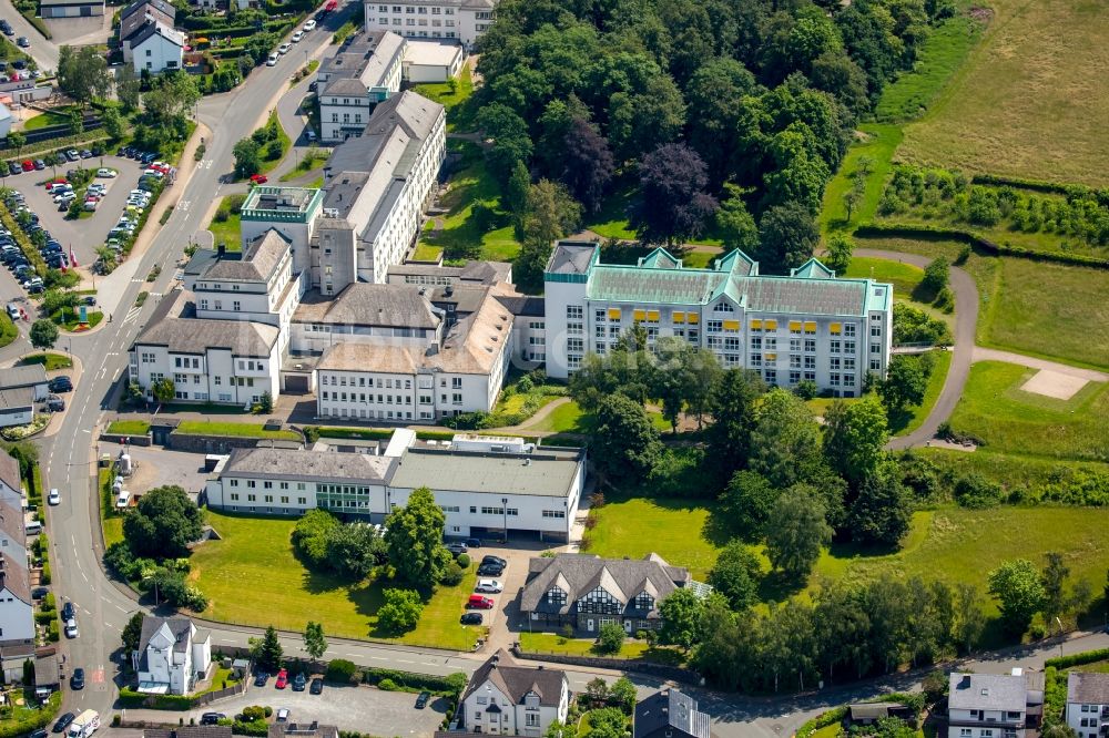 Meschede von oben - Klinikgelände des Krankenhauses Sankt Walburga-Krankenhaus Meschede Notfall in Meschede im Bundesland Nordrhein-Westfalen