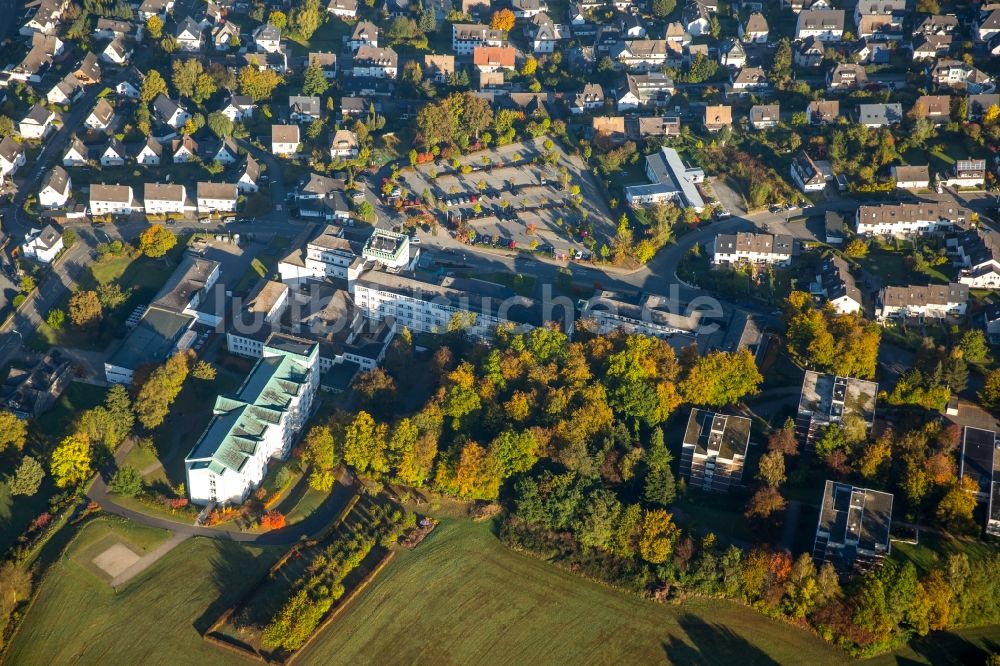 Luftaufnahme Meschede - Klinikgelände des Krankenhauses Sankt Walburga-Krankenhaus Meschede Notfall in Meschede im Bundesland Nordrhein-Westfalen