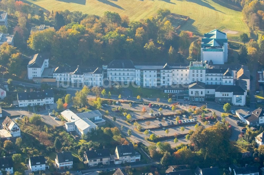 Meschede von oben - Klinikgelände des Krankenhauses Sankt Walburga-Krankenhaus Meschede Notfall in Meschede im Bundesland Nordrhein-Westfalen