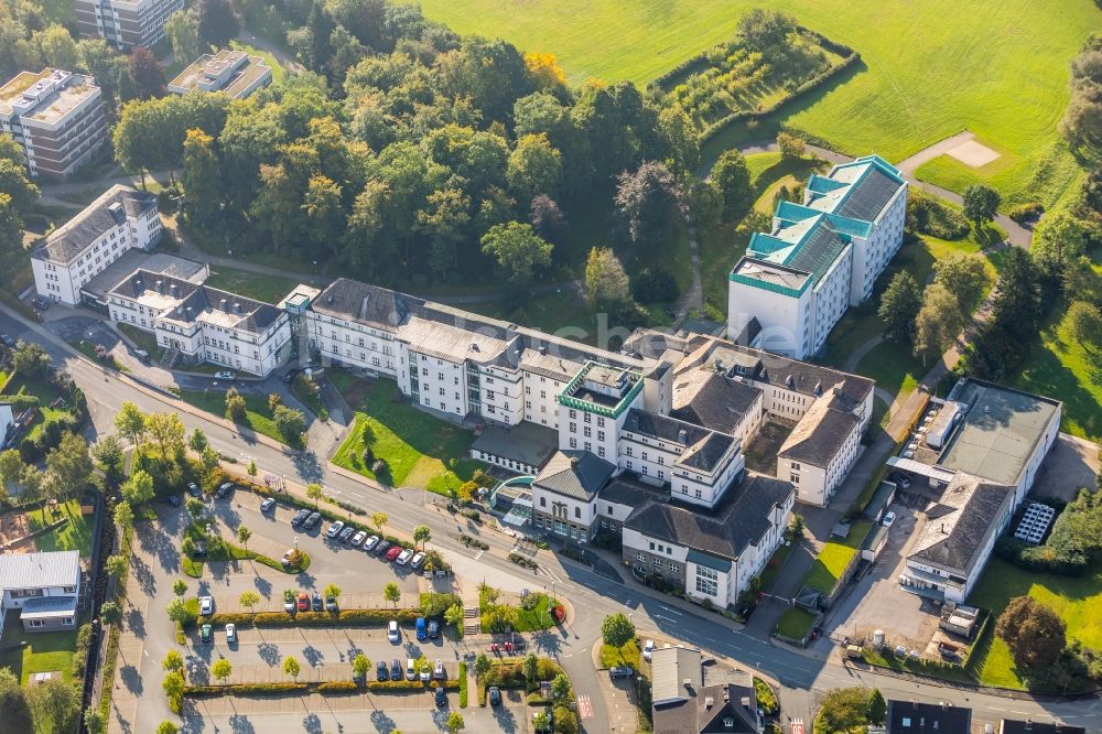 Luftbild Meschede - Klinikgelände des Krankenhauses Sankt Walburga-Krankenhaus Meschede Notfall in Meschede im Bundesland Nordrhein-Westfalen