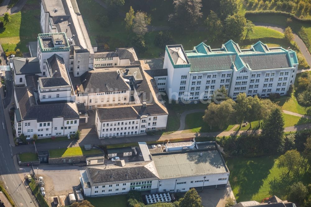 Meschede von oben - Klinikgelände des Krankenhauses Sankt Walburga-Krankenhaus Meschede Notfall in Meschede im Bundesland Nordrhein-Westfalen