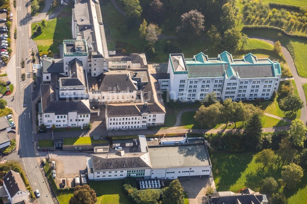 Meschede aus der Vogelperspektive: Klinikgelände des Krankenhauses Sankt Walburga-Krankenhaus Meschede Notfall in Meschede im Bundesland Nordrhein-Westfalen