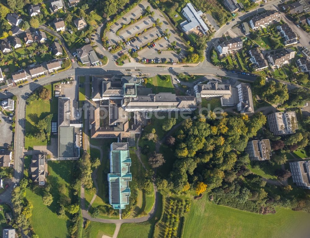 Luftbild Meschede - Klinikgelände des Krankenhauses Sankt Walburga-Krankenhaus Meschede Notfall in Meschede im Bundesland Nordrhein-Westfalen