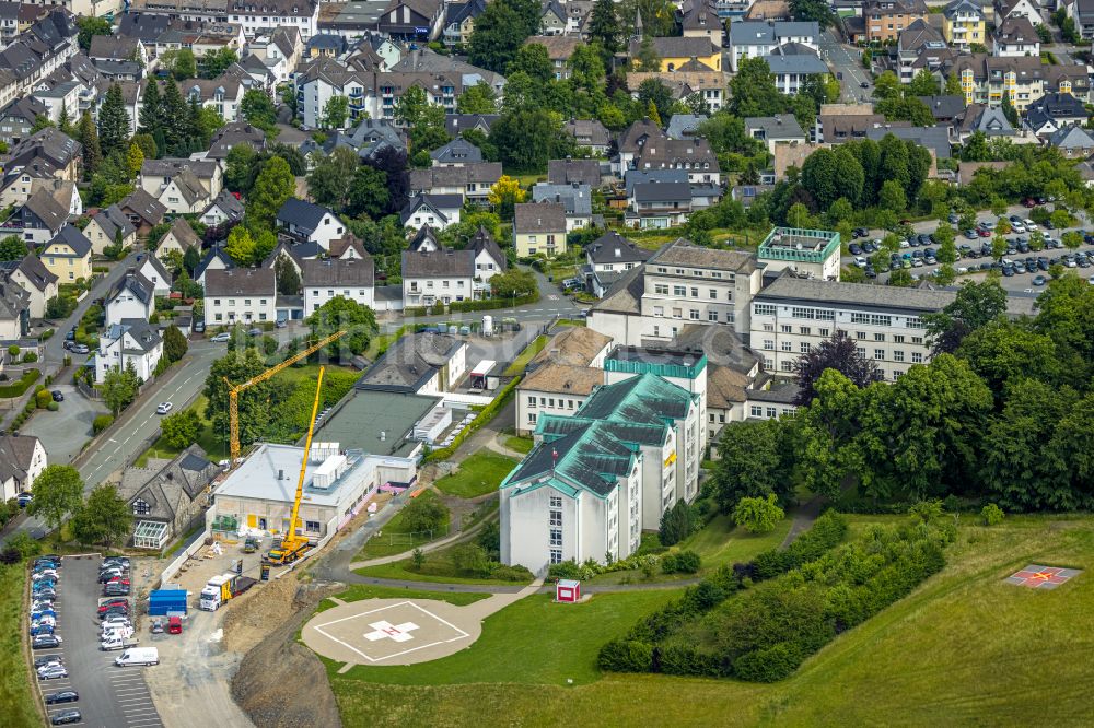 Meschede aus der Vogelperspektive: Klinikgelände des Krankenhauses Sankt Walburga-Krankenhaus Meschede Notfall in Meschede im Bundesland Nordrhein-Westfalen