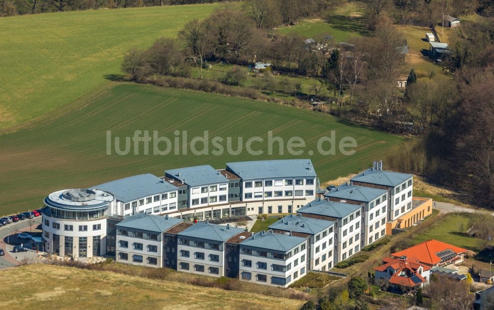 Luftaufnahme Bad Arolsen - Klinikgelände des Krankenhauses Schön Klinik Bad Arolsen am Hofgarten in Bad Arolsen im Bundesland Hessen, Deutschland