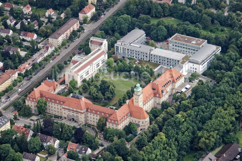 Luftaufnahme München - Klinikgelände des Krankenhauses Schön Klinik Harlaching Zentrum für Knie-, Hüft- und Schulterchirurgie