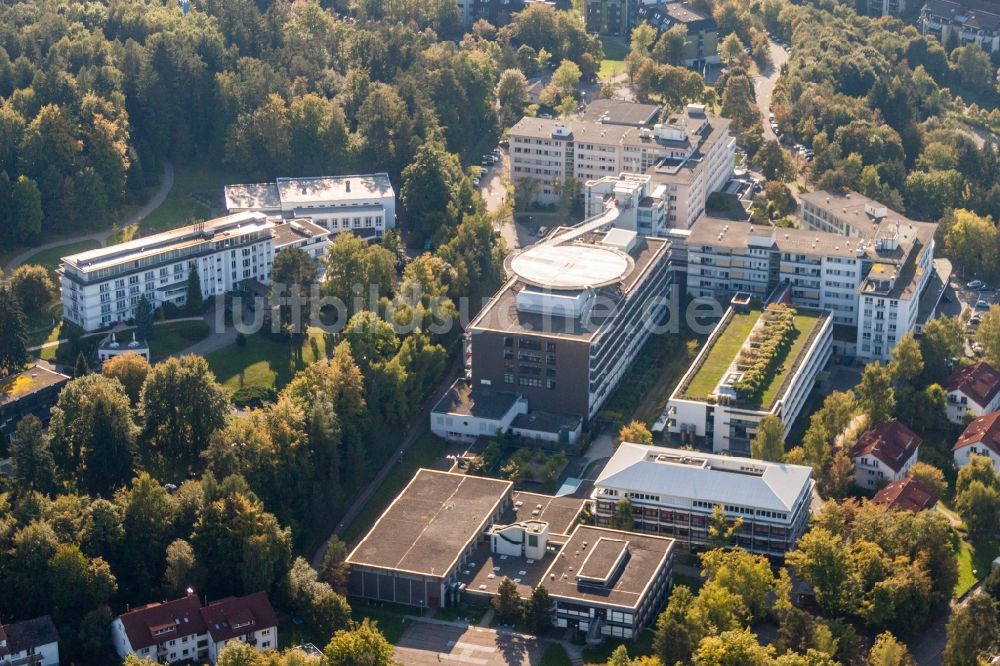 Karlsbad aus der Vogelperspektive: Klinikgelände des Krankenhauses SRH Klinikum Karlsbad-Langensteinbach GmbH im Ortsteil Langensteinbach in Karlsbad im Bundesland Baden-Württemberg, Deutschland