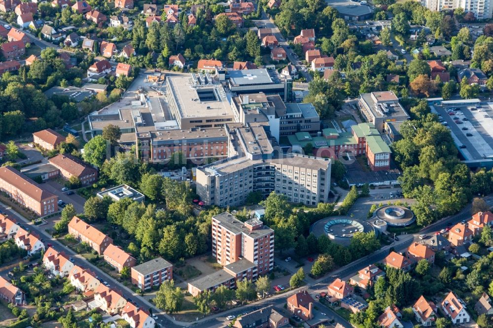 Luftaufnahme Lüneburg - Klinikgelände des Krankenhauses Städtisches Klinikum Lüneburg in Lüneburg im Bundesland Niedersachsen, Deutschland