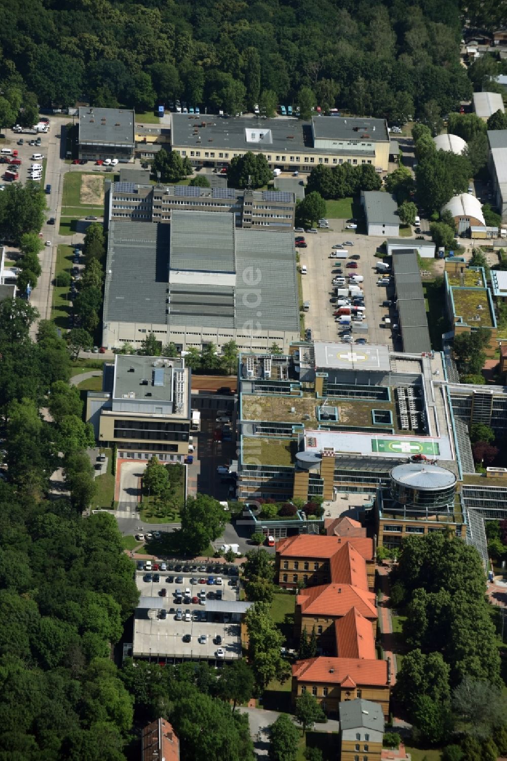 Luftbild Berlin - Klinikgelände des Krankenhauses Unfallkrankenhaus Berlin Warener Straße im Stadtteil Marzahn in Berlin