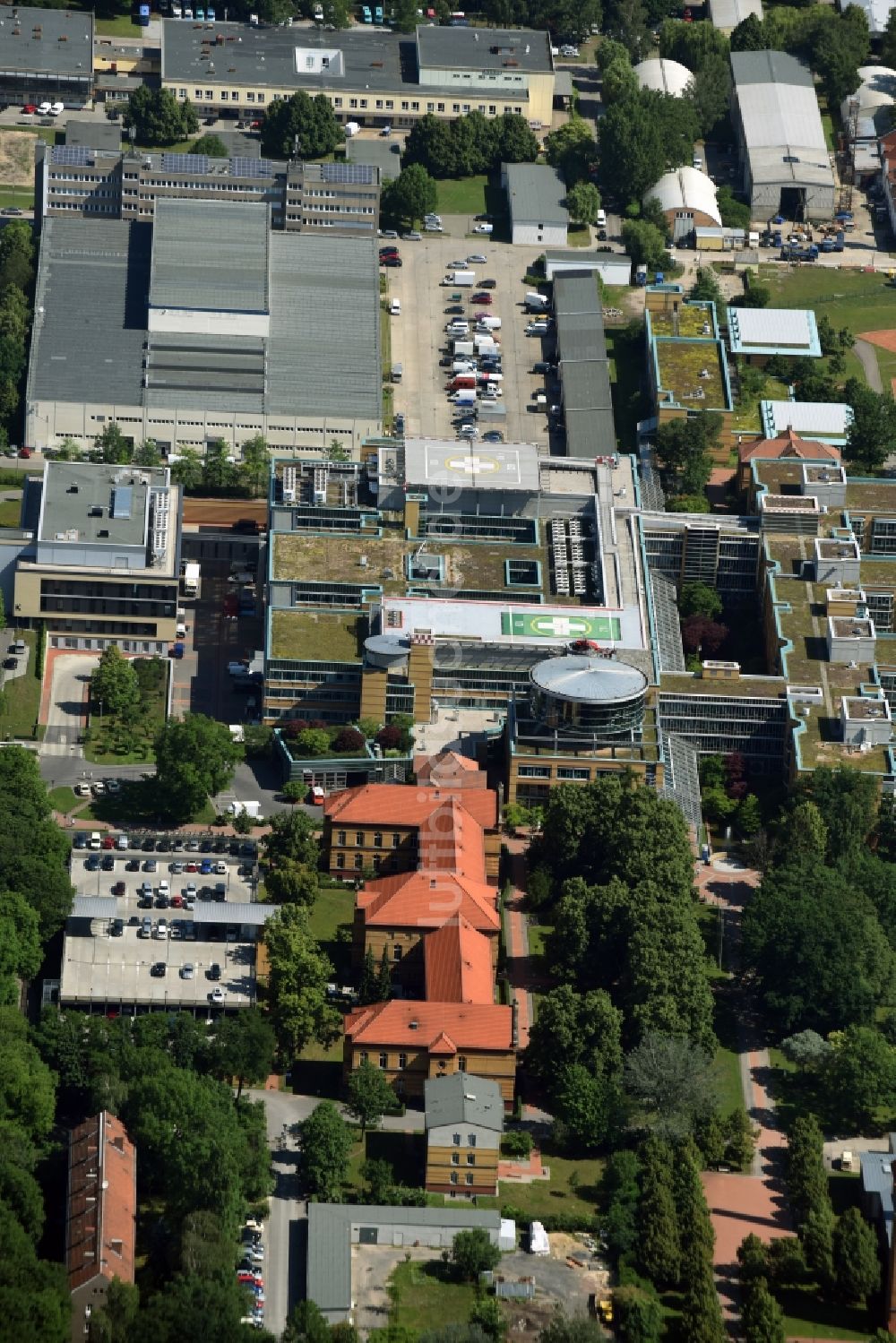 Luftaufnahme Berlin - Klinikgelände des Krankenhauses Unfallkrankenhaus Berlin Warener Straße im Stadtteil Marzahn in Berlin