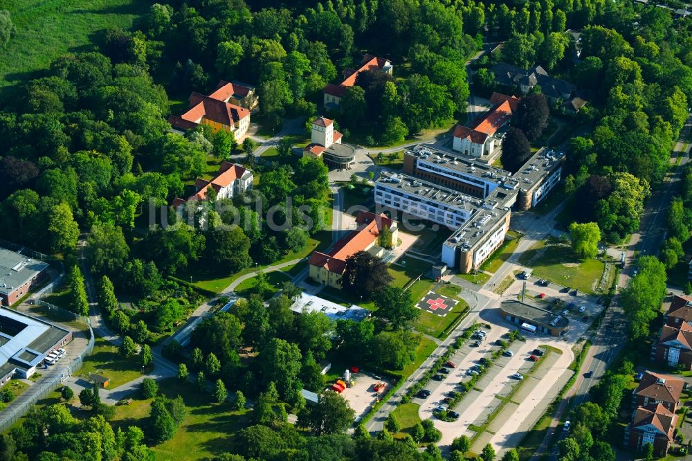 Rostock von oben - Klinikgelände des Krankenhauses Universitätsmedizin Rostock Zentrum für Nervenheilkunde Klinik für Neurologie und Poliklinik im Ortsteil Gehlsdorf in Rostock im Bundesland Mecklenburg-Vorpommern, Deutschland