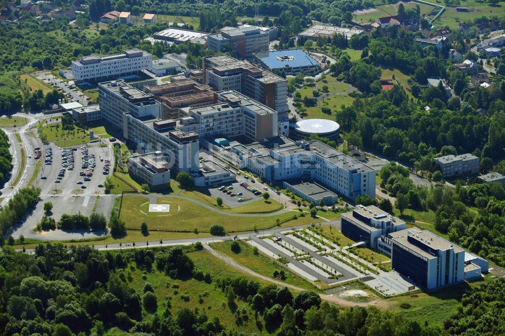 Pilsen von oben - Klinikgelände des Krankenhauses University Hospital Pilsen-Lochotín an der Alej Svobody in Pilsen in Böhmen, Tschechien