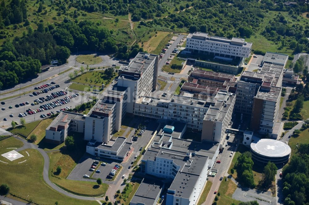 Pilsen von oben - Klinikgelände des Krankenhauses University Hospital Pilsen-Lochotín an der Alej Svobody in Pilsen in Böhmen, Tschechien