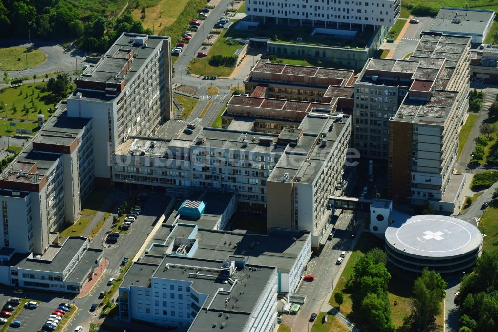 Pilsen aus der Vogelperspektive: Klinikgelände des Krankenhauses University Hospital Pilsen-Lochotín an der Alej Svobody in Pilsen in Böhmen, Tschechien