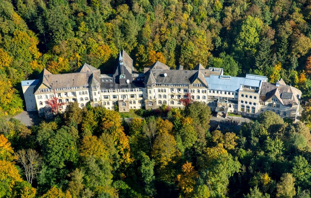 Meschede von oben - Klinikgelände des Krankenhauses Veramed-Klinik in Meschede im Bundesland Nordrhein-Westfalen