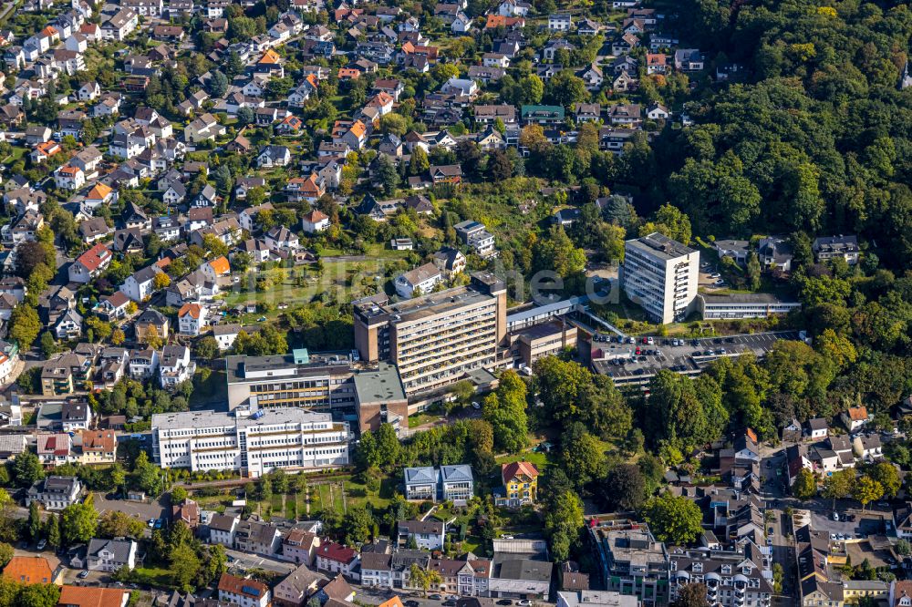 Menden (Sauerland) von oben - Klinikgelände des Krankenhauses St. Vincenz Krankenhaus Menden in Menden (Sauerland) im Bundesland Nordrhein-Westfalen, Deutschland