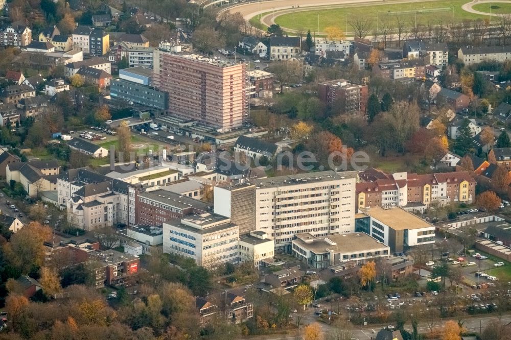 Luftaufnahme Dinslaken - Klinikgelände des Krankenhauses St. Vinzenz-Hospital im Ortsteil Eppinghoven in Dinslaken im Bundesland Nordrhein-Westfalen