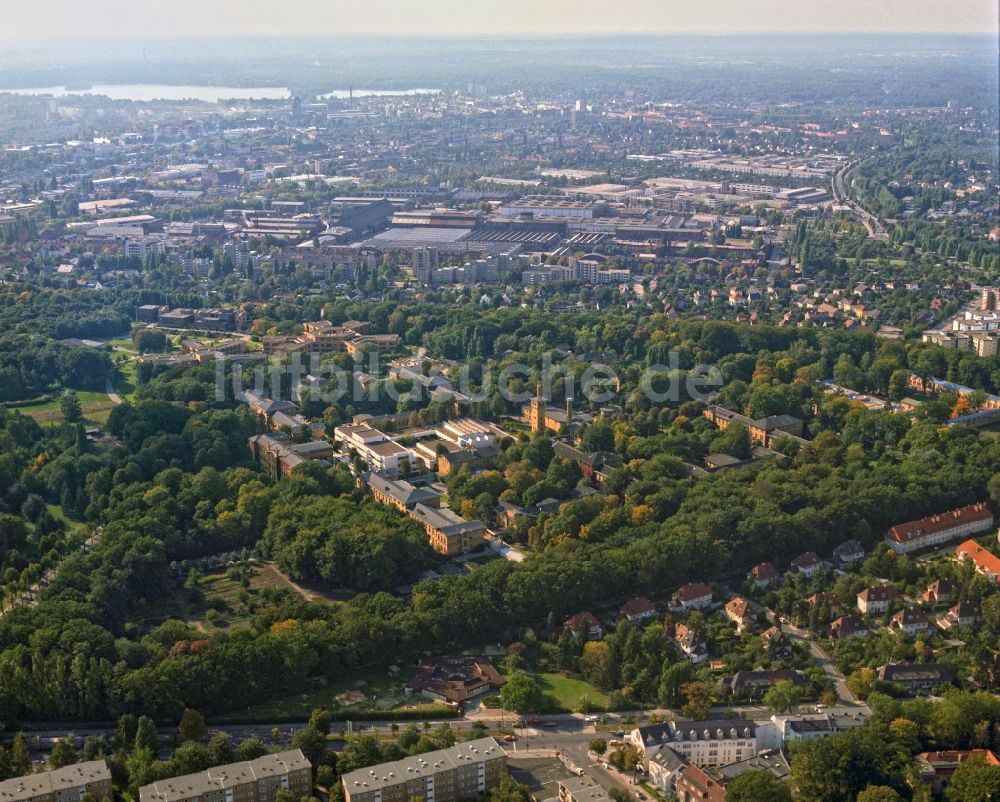 Berlin aus der Vogelperspektive: Klinikgelände des Krankenhauses Vivantes Humboldt-Klinikum - ehemals Karl-Bonhoeffer-Nervenklinik im Ortsteil Bezirk Reinickendorf in Berlin, Deutschland