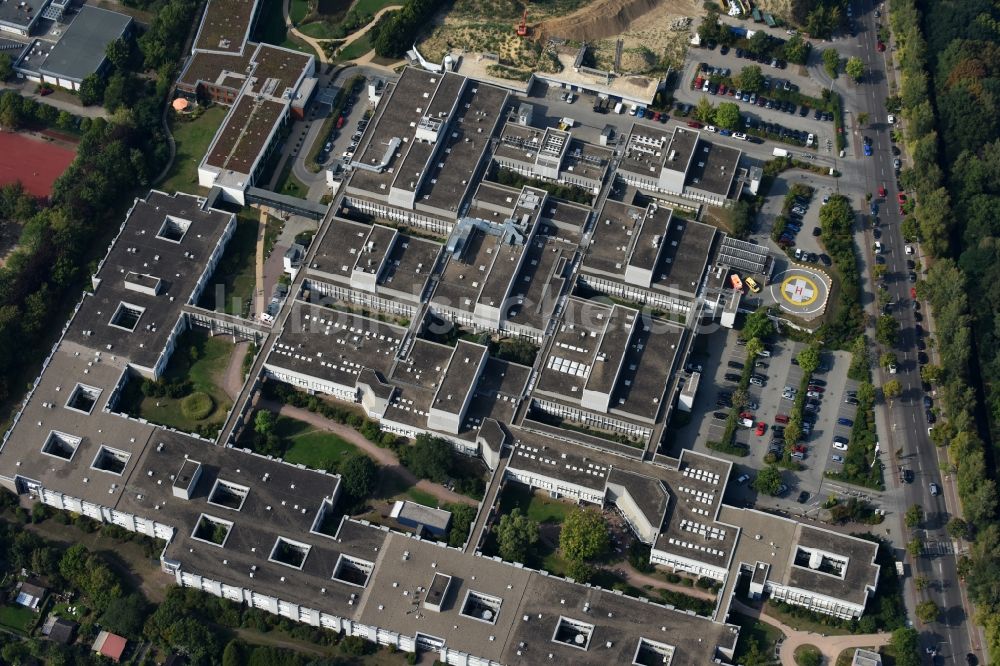 Berlin aus der Vogelperspektive: Klinikgelände des Krankenhauses Vivantes Humboldt-Klinikum Am Nordgraben in Berlin