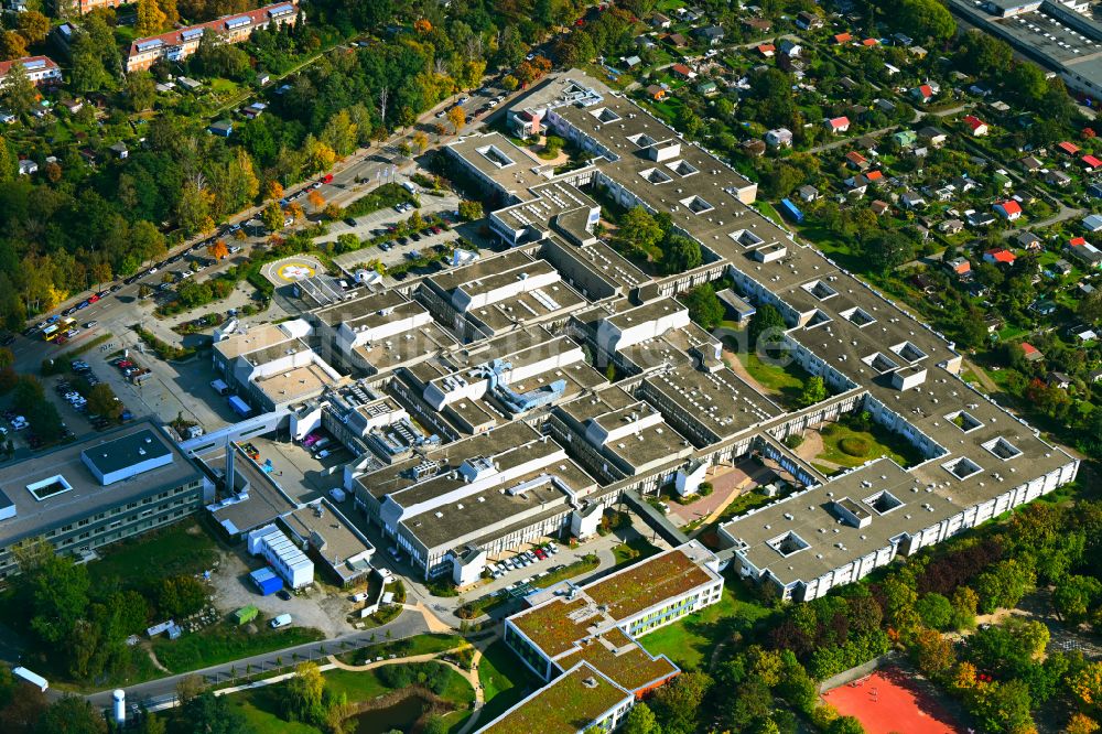 Berlin aus der Vogelperspektive: Klinikgelände des Krankenhauses Vivantes Humboldt-Klinikum Am Nordgraben in Berlin, Deutschland