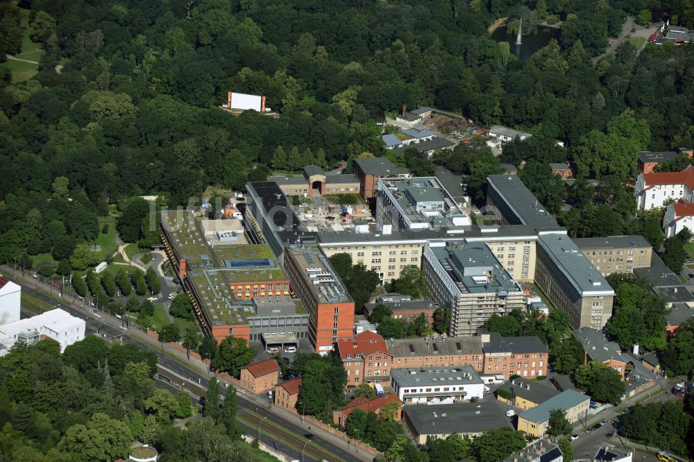 Luftbild Berlin - Klinikgelände des Krankenhauses Vivantes Klinikum im Friedrichshain in Berlin